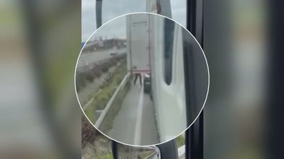 Un camionero graba cómo le bloquean y desvalijan su trailer en una carretera de Pinto