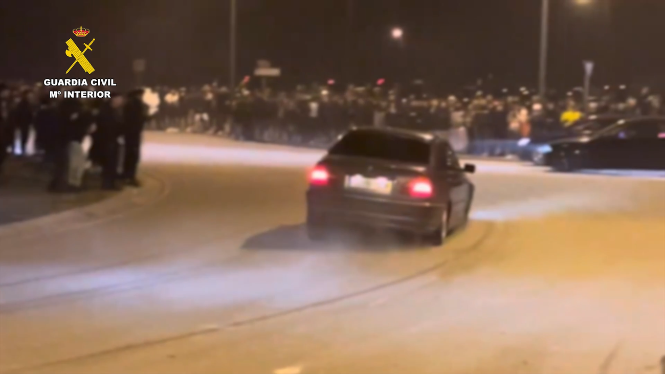 La imprudencia llevada al límite: 200 coches y 600 personas participan en una carrera ilegal de coches en vía pública