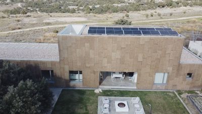 Visitamos la casa "passivehaus" revestida de corcho en la Cuenca Alta del Manzanares