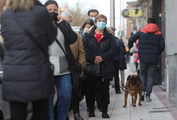 Varias personas hacen cola ante una farmacia durante la pndemia / EUROPA PRESS
