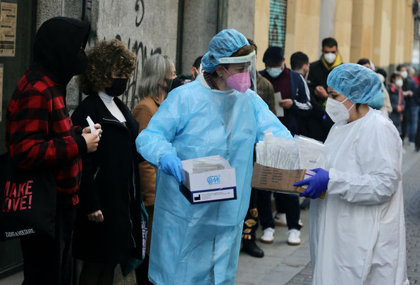 Dos sanitarias recogen test ante un centro de salud / EUROPA PRESS