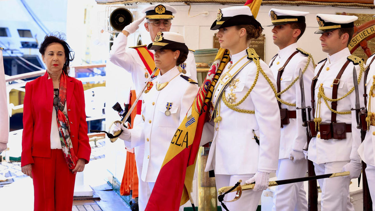 La Princesa Leonor ejerce de abanderada durante la jura de 45 españoles en Montevideo