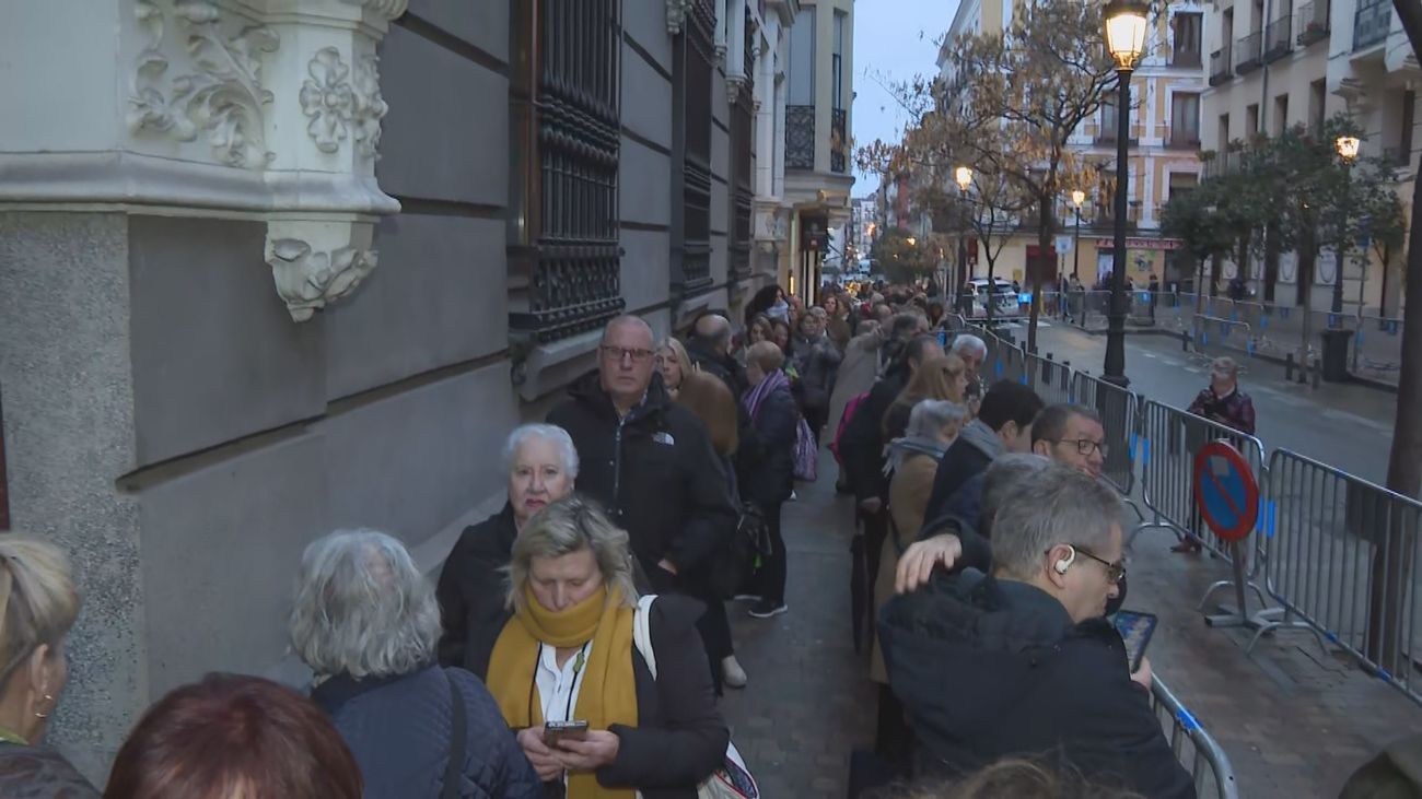 Cientos de fieles cumplen la tradición del besapié en la iglesia de Jesús de Medinaceli