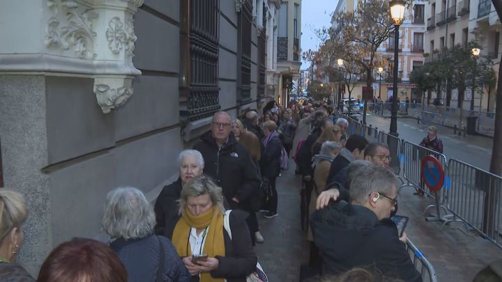 Fieles haciendo cola en la iglesia de Jesús de Medinaceli