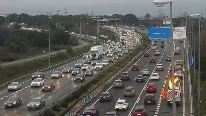 La Policía de Colmenar diseña un plan para reducir los atascos diarios por las obras en M-607