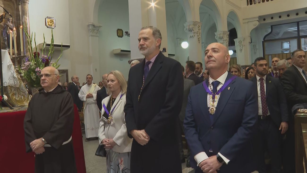 Felipe VI acude entre vítores al besapié de Jesús de Medinaceli