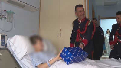 Bomberos de Madrid llevan regalos a niños hospitalizados en el día de su patrón