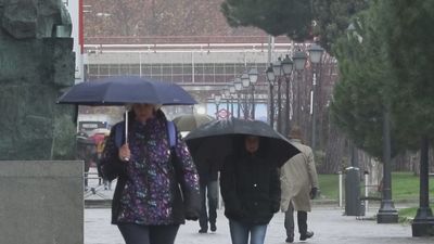 Madrid,  una semana más de paraguas, lluvia y nieve en la sierra
