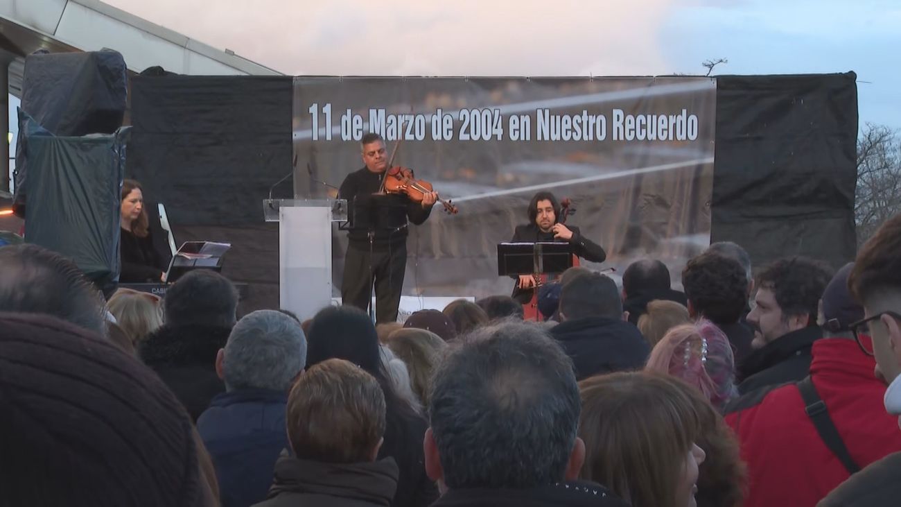 Un coro de niños y la labor de los taxistas protagonizan el homenaje en la estación de El Pozo
