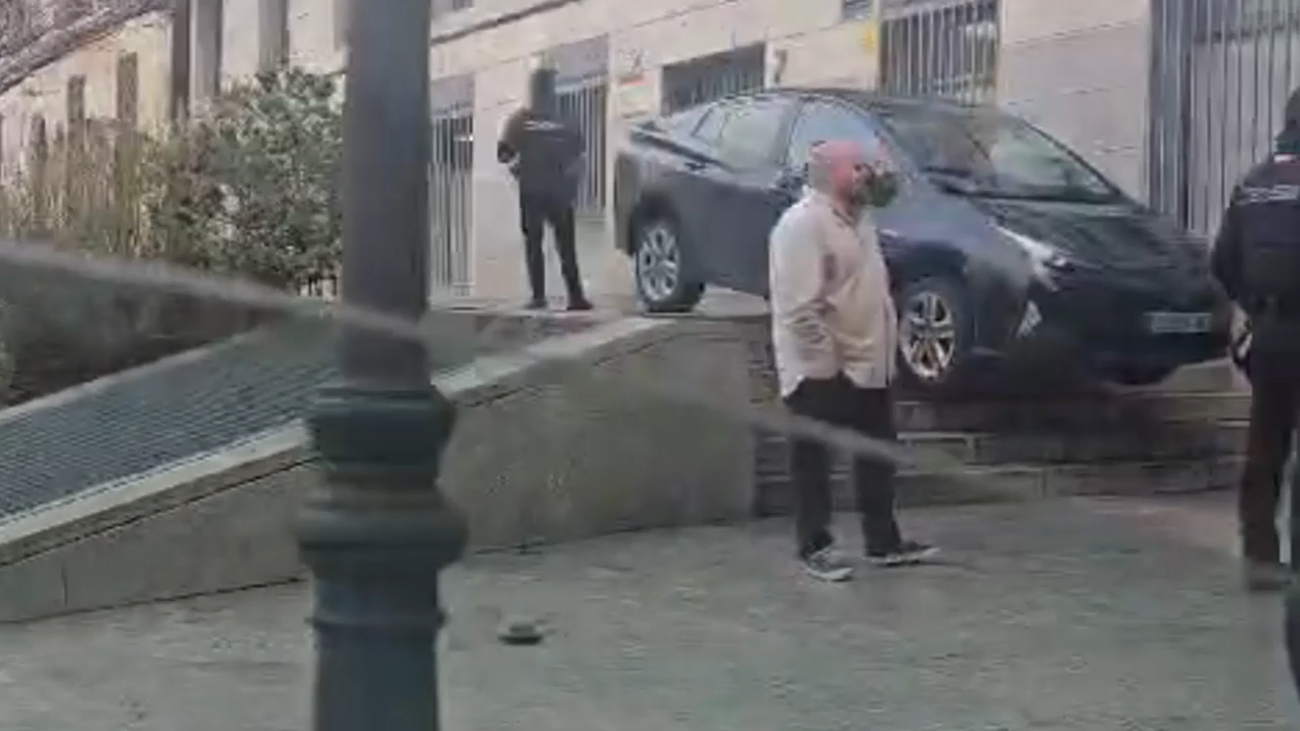 Ha vuelto a pasar: las 'escaleras malditas' de Chueca se 'tragan' otro VTC