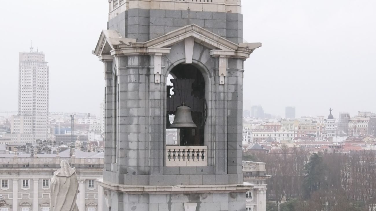 Las campanas de la Catedral de la Almudena rinden homenaje a las víctimas del 11-M