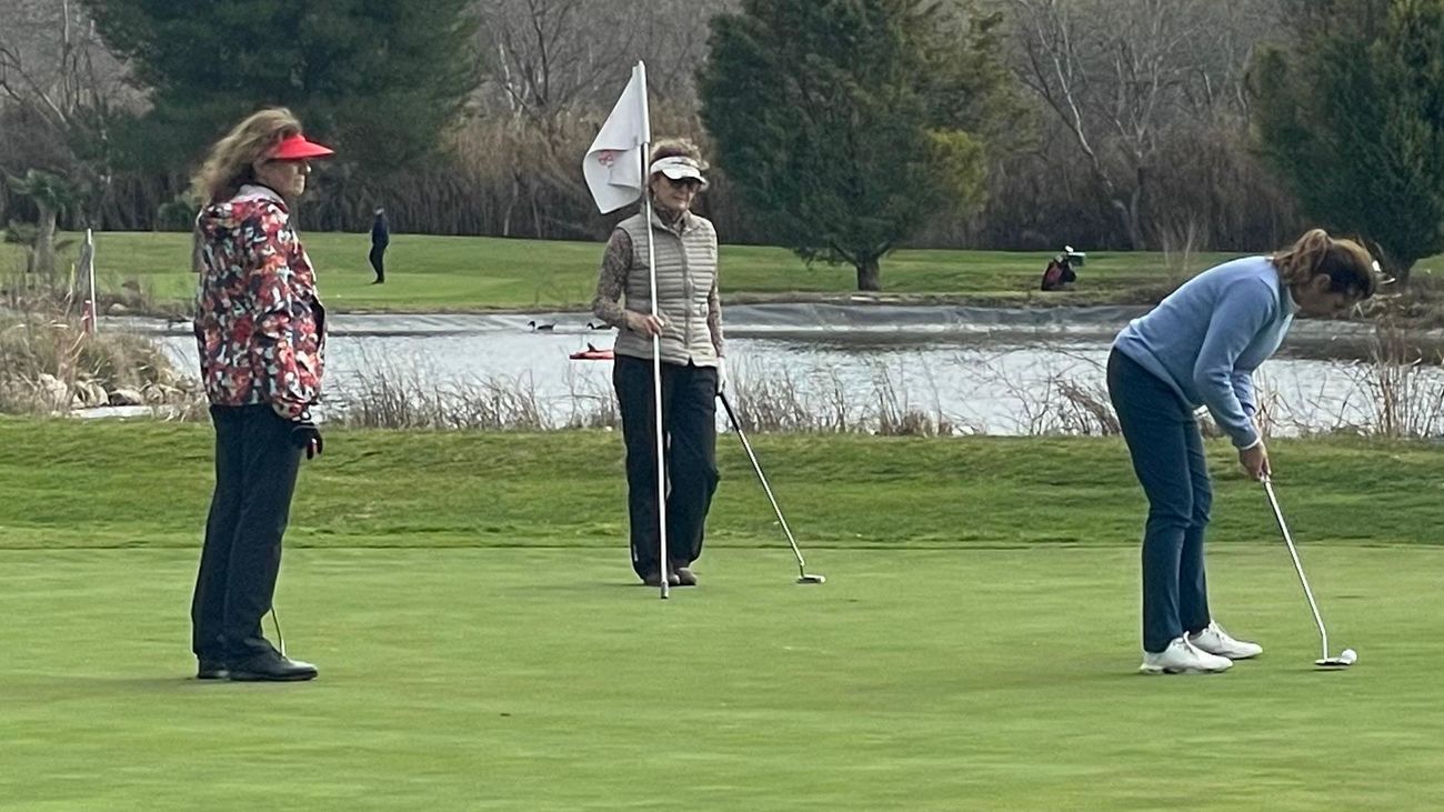 Mujeres jugando al golf