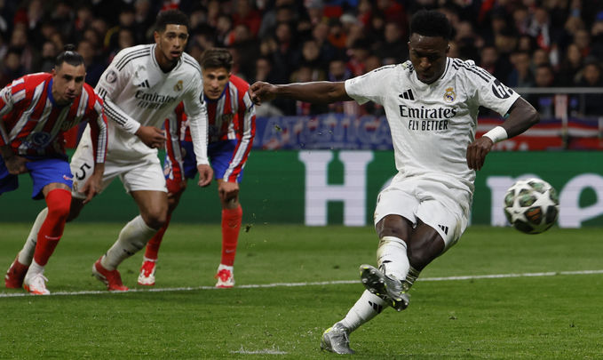 Vinicius lanza lanza un penalti / EFE