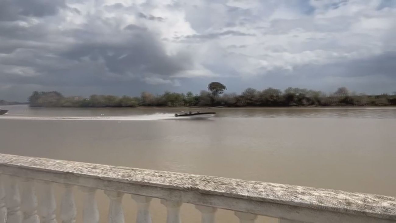 Un herido al colisionar dos narcolanchas  en el Guadalquivir