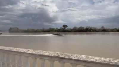 Un herido al colisionar dos narcolanchas  en el Guadalquivir