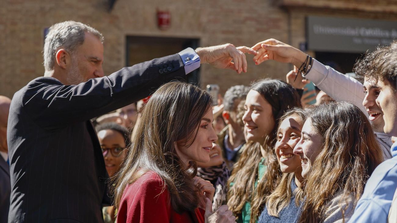 Los Reyes, recibidos con aplausos en una nueva visita a Valencia tras la dana