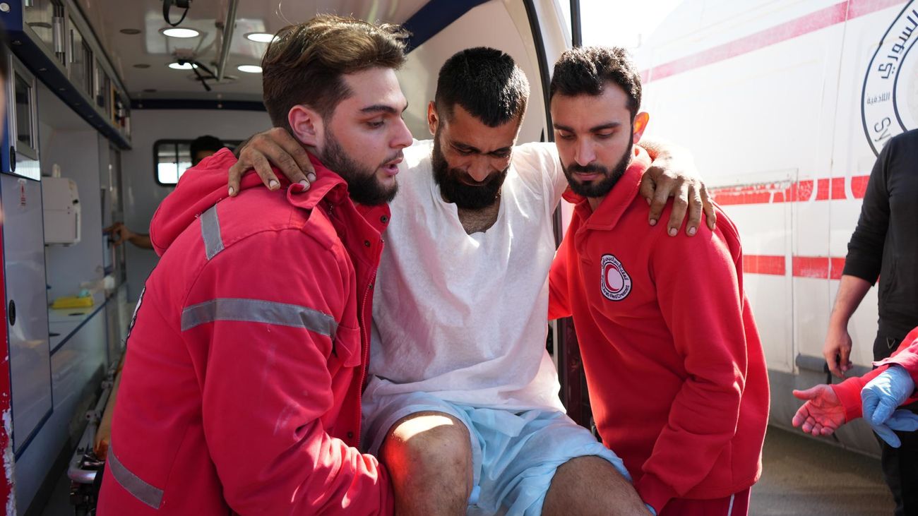 Médicos asisten a un sirio herido