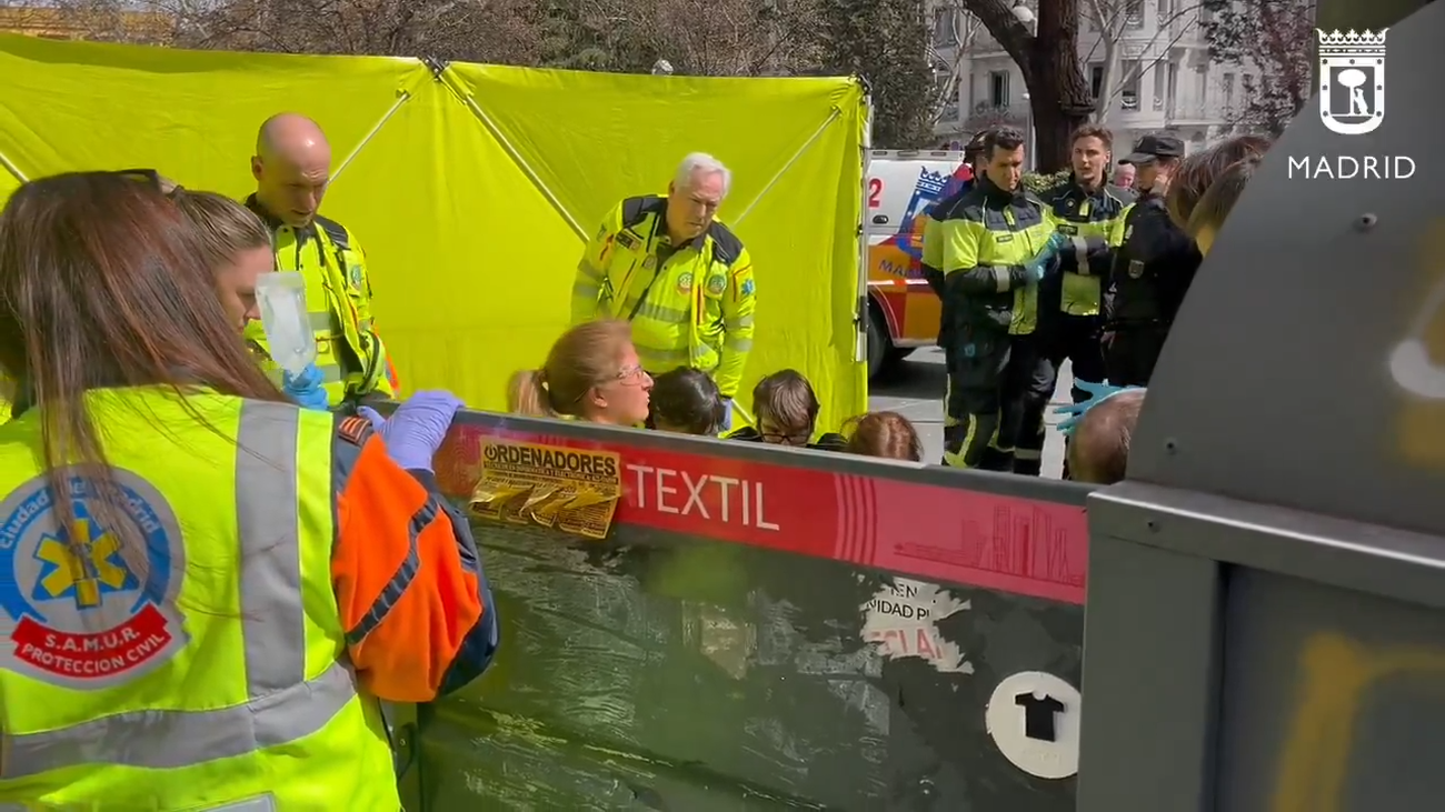 Hallada una persona muerta en Chamartín en el contenedor de ropa que usaba para dormir
