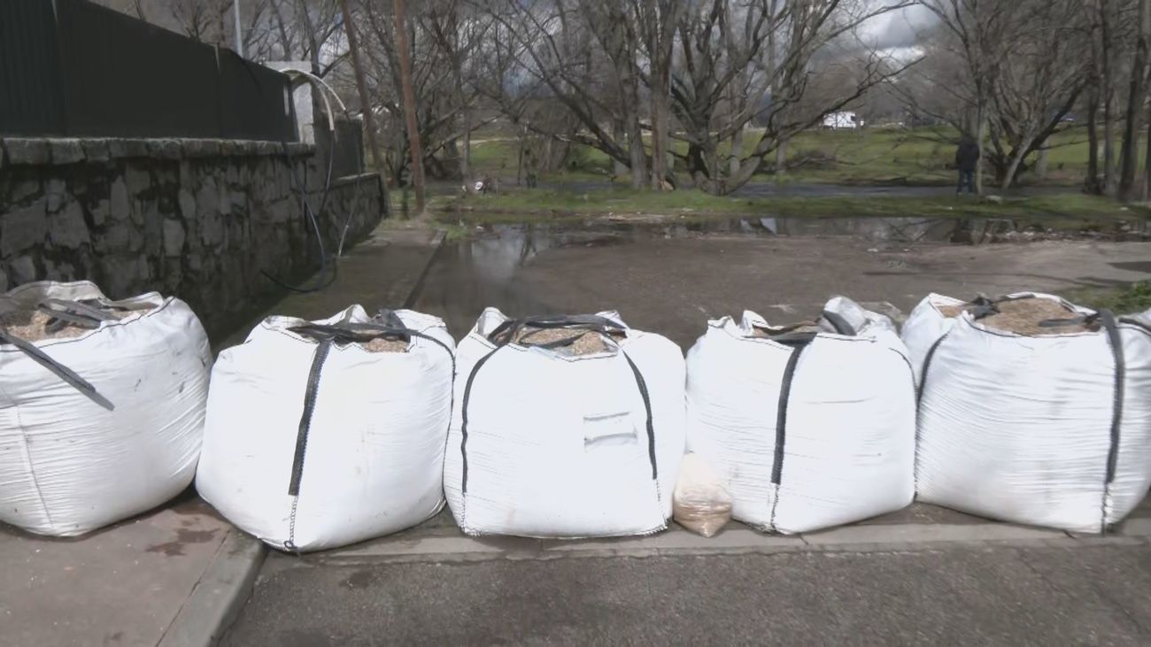 Alerta por inundaciones en Galapagar: se colocan diques cerca del cauce para frenar el agua