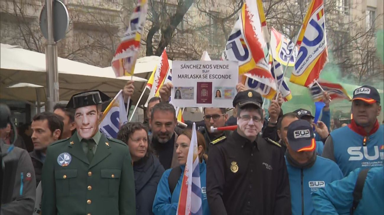 Protesta de policías y guardias civiles contra el acuerdo PSOE-Junts con muñecos de Sánchez y Puigdemont