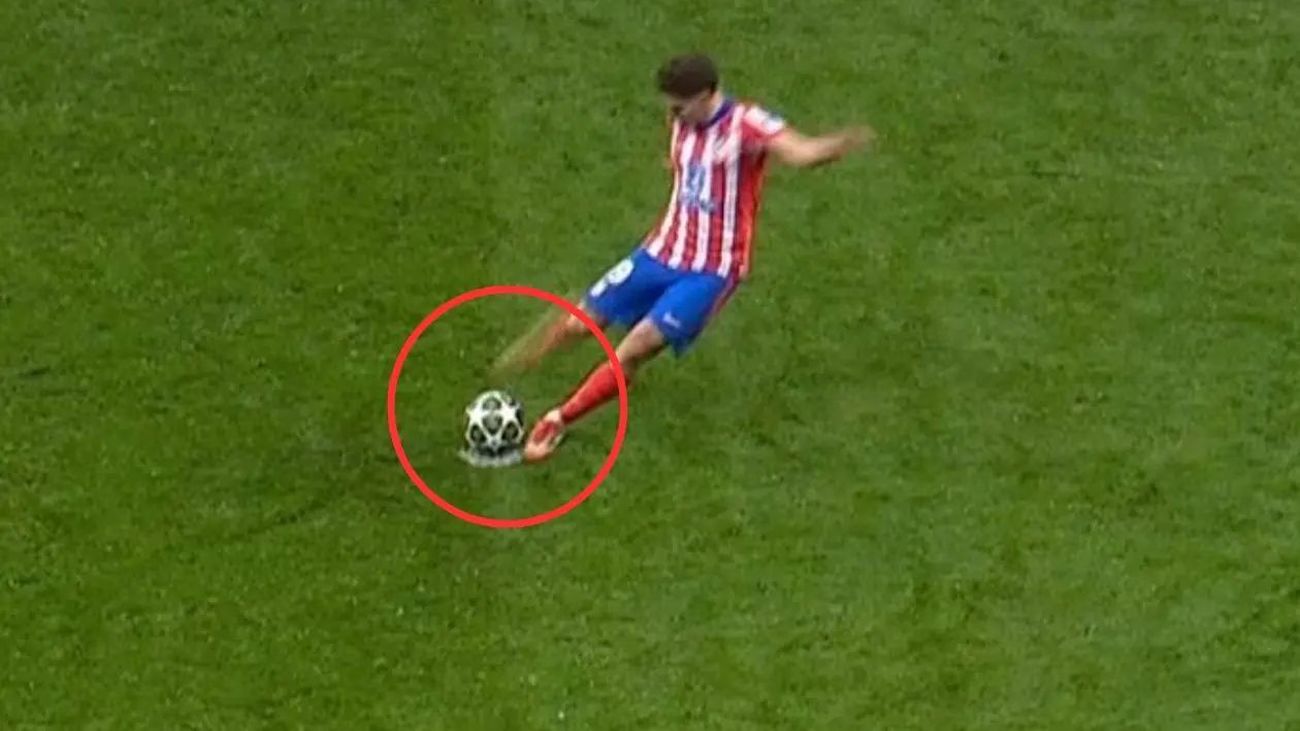 ¿Hubo doble toque en el penalti anulado a Julián Alvarez?