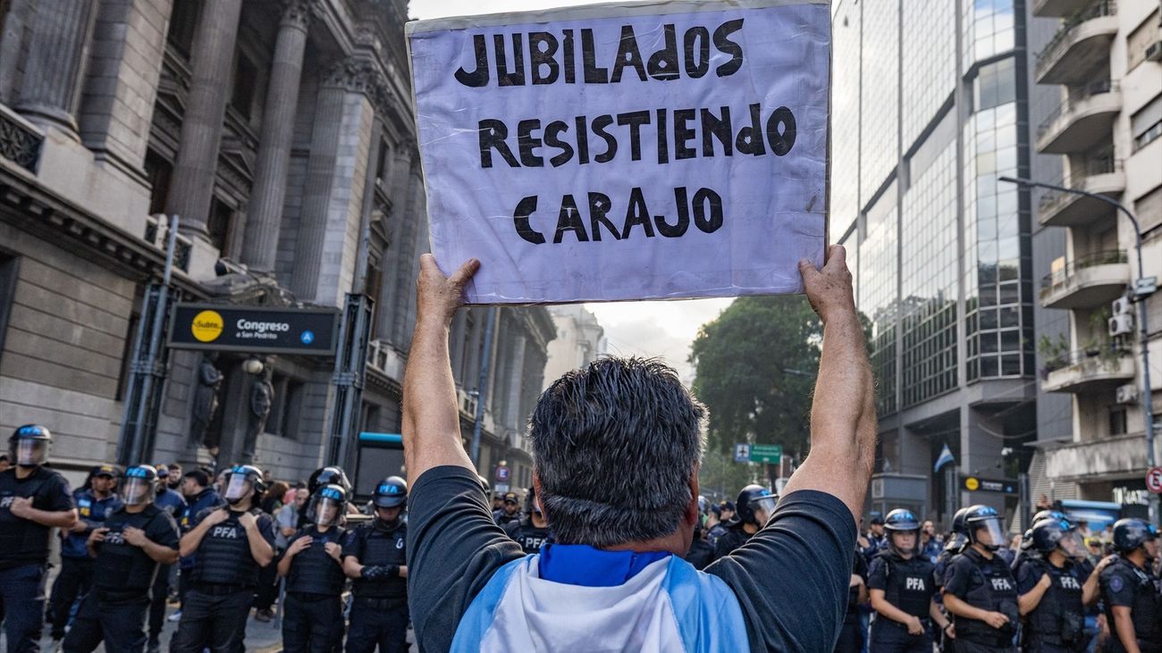 Más de 100 detenidos y  20 heridos en una protesta de jubilados argentinos contra Milei