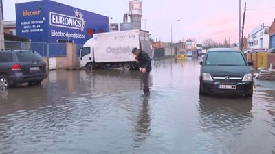 El polígono industrial de Paracuellos del Jarama, anegado por la crecida del río