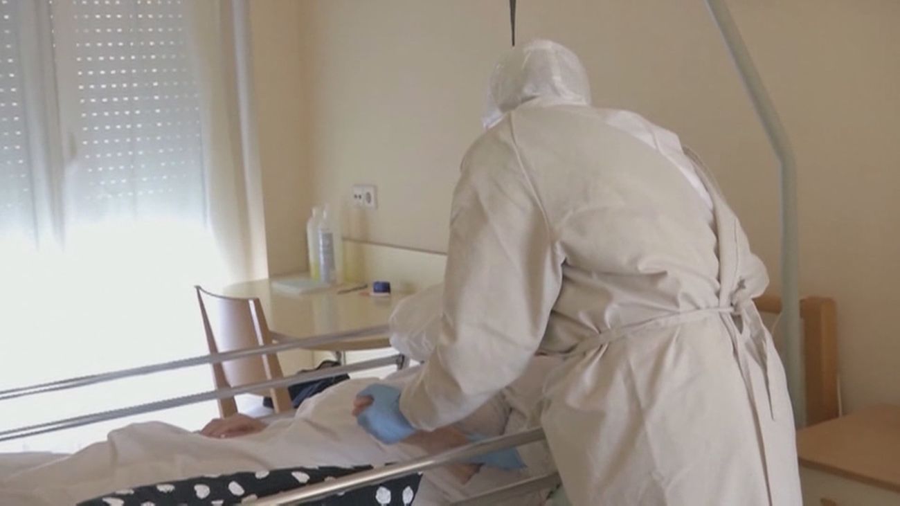 La Comunidad reprocha a la izquierda "retorcer el dolor" de los familiares de muertos en residencias