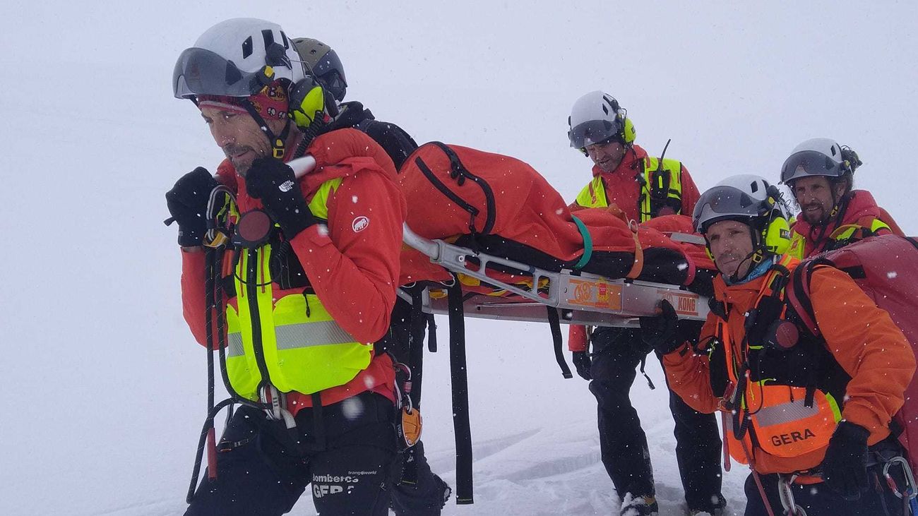 Rescatan a un esquiador con fractura de tibia y peroné en la Bola del Mundo