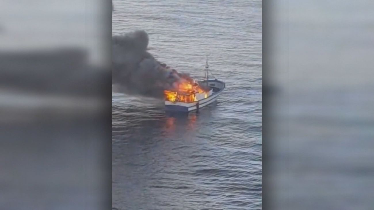 Un pesquero arde frente a la costa de Telde (Gran Canaria)