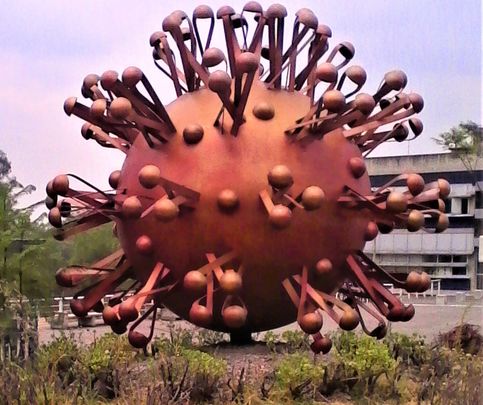 Escultura de Coronavirus ubicada en el Instituto de Investigaciones Biomédicas de la UNAM, México, desde antes de la pandemia de COVID-19 / Eduardo Ruiz Mondragón | WIKIPEDIA