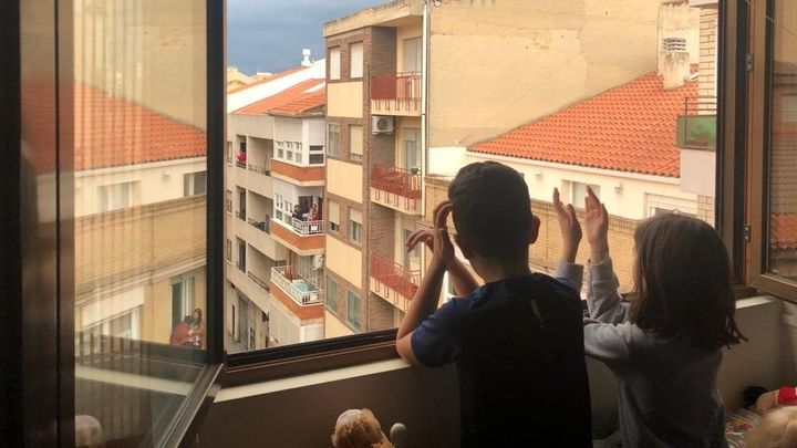 Los afortunados que tenían casa con balcón o terraza salían al fresco y los que no, asomaban la cabeza por la ventana / EUROPA PRESS