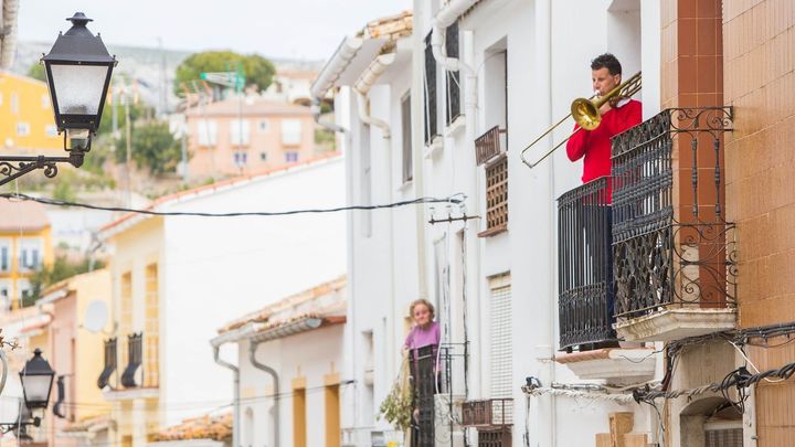 El músico David Pont toca desde su balcón / EUROPA PRESS