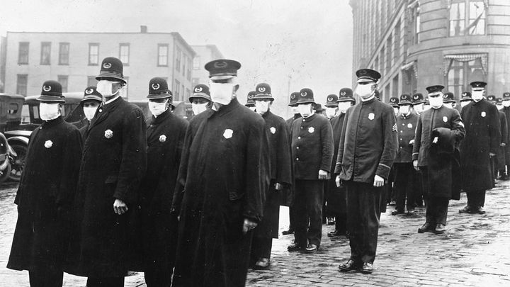 Policías con mascarilla durante la mal llamada pandemia de 'gripe española / EUROPA PRESS