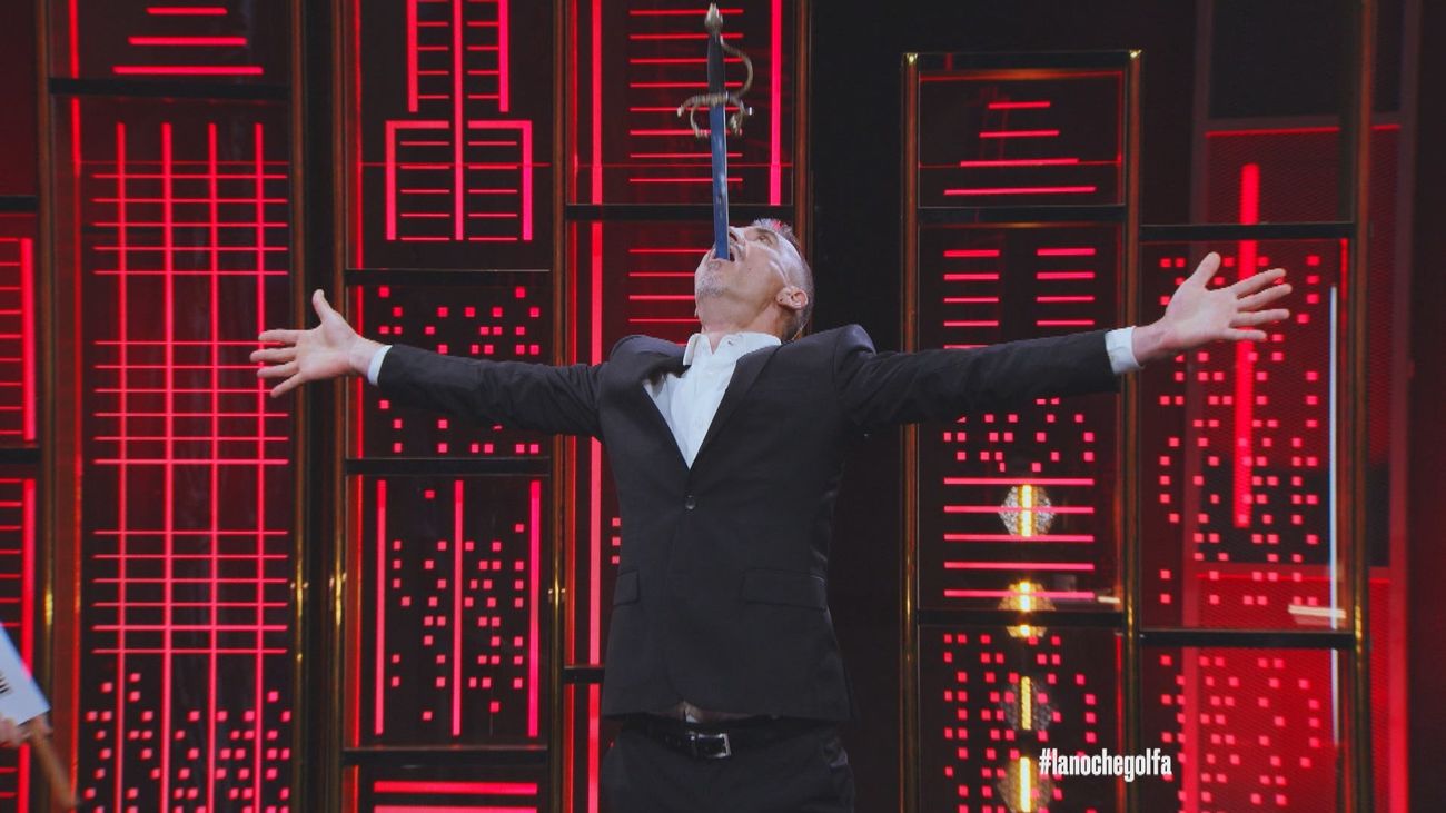 La noche golfa sorprende con un desfile de talentos ocultos