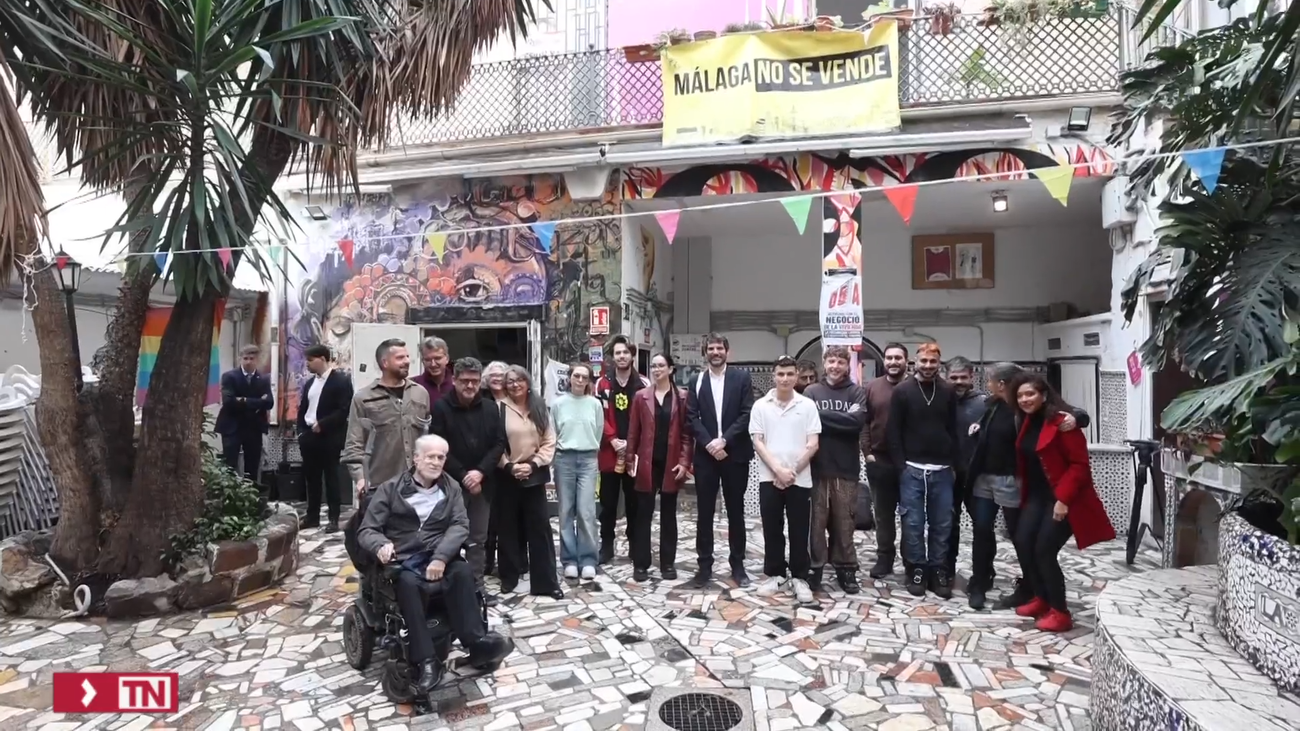 Urtasun visita un edificio ocupado en Málaga que califica de "centro cultural de referencia"