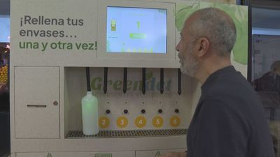 Carabanchel apuesta por el reciclaje y estrena una máquina de venta a granel en el Mercado de Las Águilas