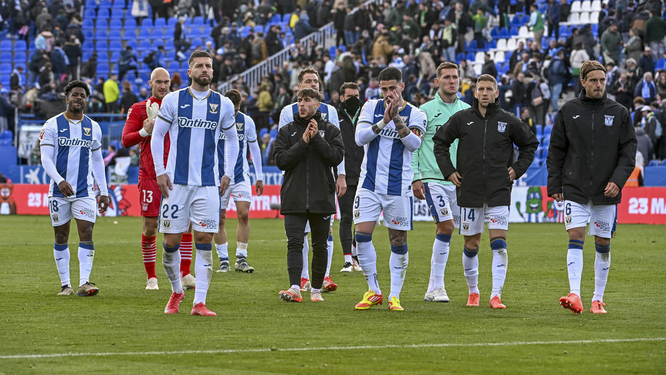Los jugadores del Leganés aplauden al público tras su derrota en el partido de LaLiga ante el Betis