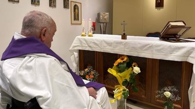 El Vaticano difunde la primera foto del Papa desde su hospitalización