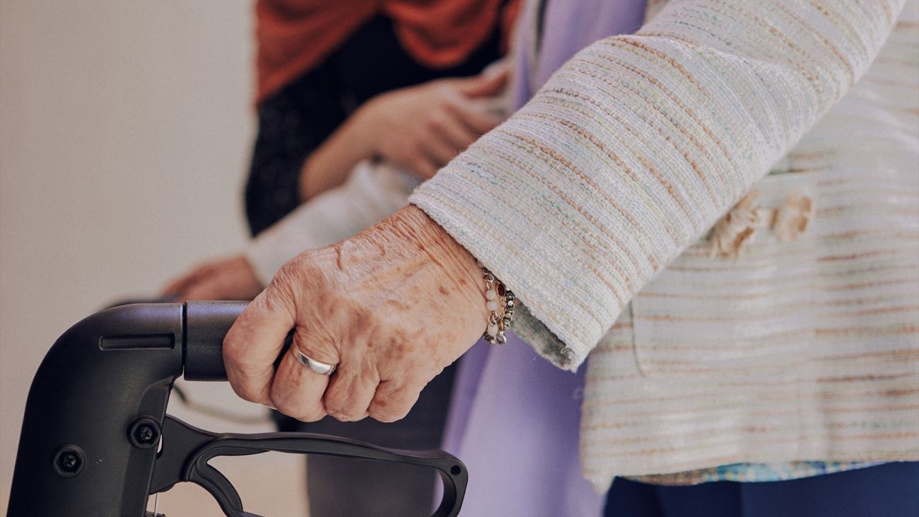 Persona mayor recibiendo ayuda