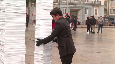 Alzan un "monumento contra la burocracia" ante el Congreso