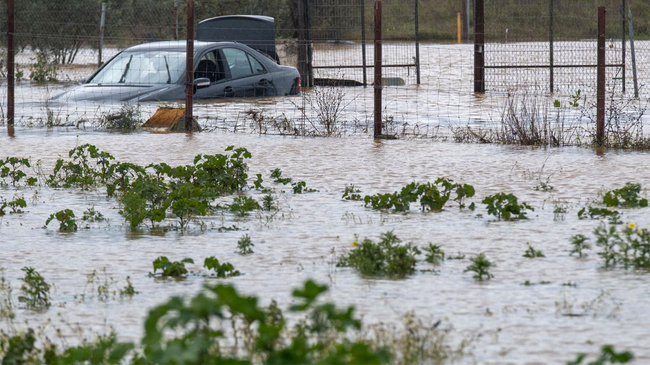 Desbordamientos, rescates y carreteras cortadas en Andalucía y Extremadura