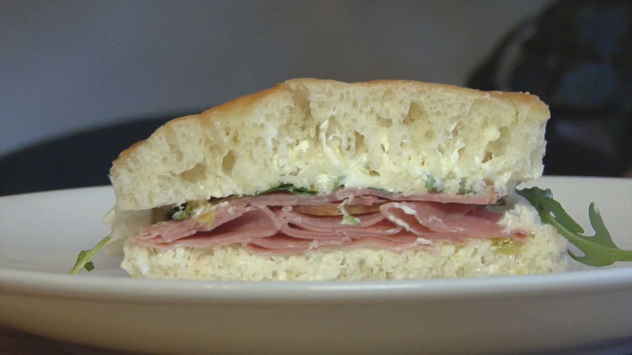 Una ruta de tapas muy castiza por la Plaza de la Paja, en La Latina