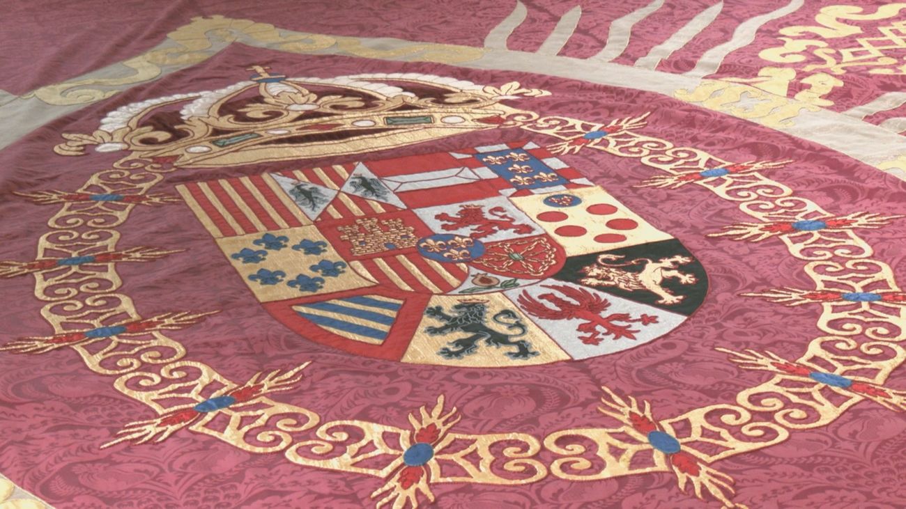 La Real Fábrica de Tapices revive el esplendor del telón de boca del Teatro Español