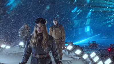 Un desfile entre la nieve de los Alpes, a 2.800 metros de altura y en uno de los aeropuertos más peligrosos del mundo