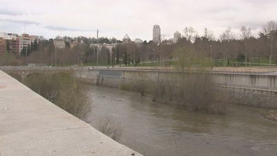 Madrid prohíbe el paso en zonas del entorno del Manzanares ante la crecida del cauce