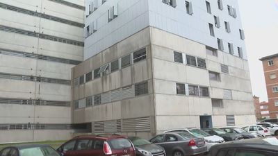 El incendio de un transformador en un bloque de viviendas de Aluche deja sin luz a sus vecinos