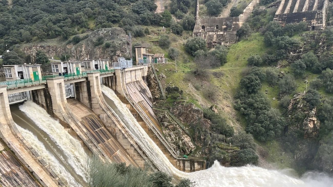 Desembalse desde la presa de Picadas