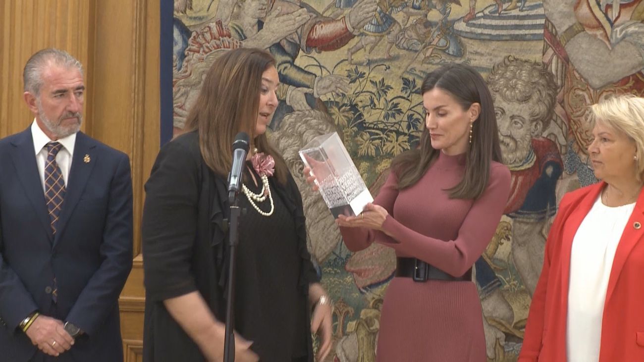 La Reina Letizia recibe el premio de la AVT por su "cercanía" con las víctimas del terrorismo