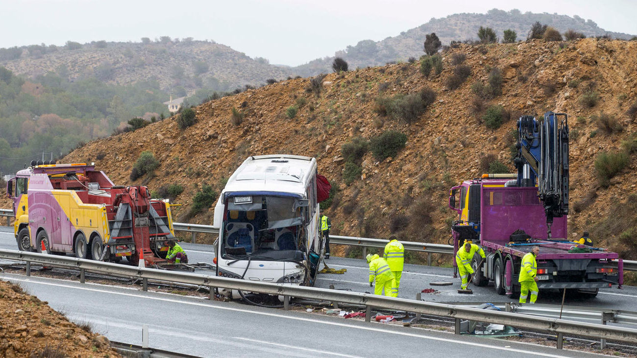 Un autobús del Imserso con 45 ocupantes vuelca en la A-7 a las afueras de Murcia